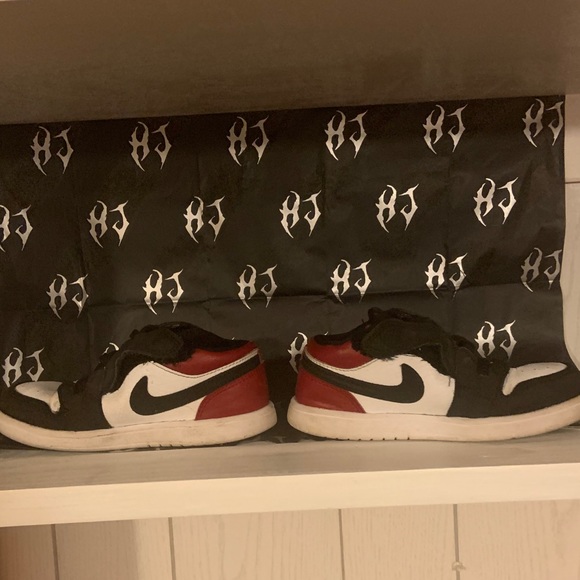 Jordan 1 Low ALT Black Toe - Picture 3 of 6